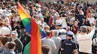AfD-Stadtrat Lukas Daiser (Brille, rechts neben der Fahne) mischte sich bei der Demo gegen Rechts auf dem Domplatz unter die Demonstranten. AfD-Stadtrat Lukas Daiser (Brille, rechts neben der Fahne) mischte sich bei der Demo gegen Rechts auf dem Domplatz unter die Demonstranten.