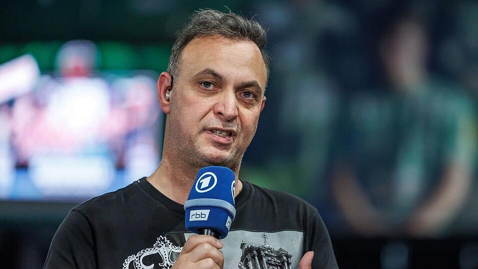 Bob Hanning bekommt die Wut der Fans klar zu spüren.