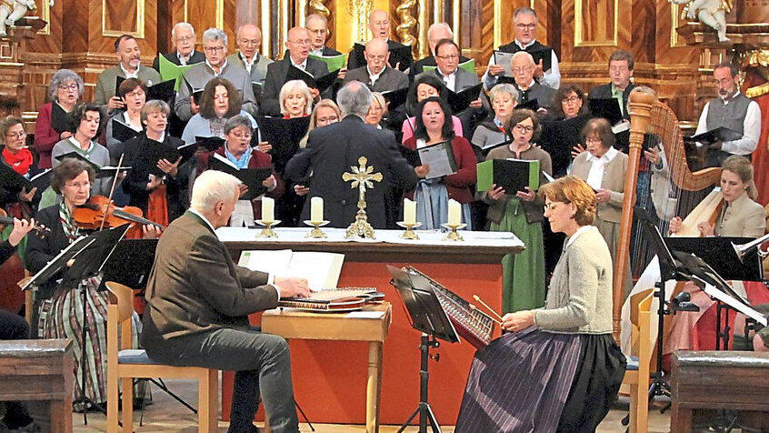 Das Instrumentalensemble mit Leiter Hans Berger (mit Zither), Richard Plank (vorne links) und der Liedertafelchor mit Leiter Manfred Plomer. Das Instrumentalensemble mit Leiter Hans Berger (mit Zither), Richard Plank (vorne links) und der Liedertafelchor mit Leiter Manfred Plomer.
