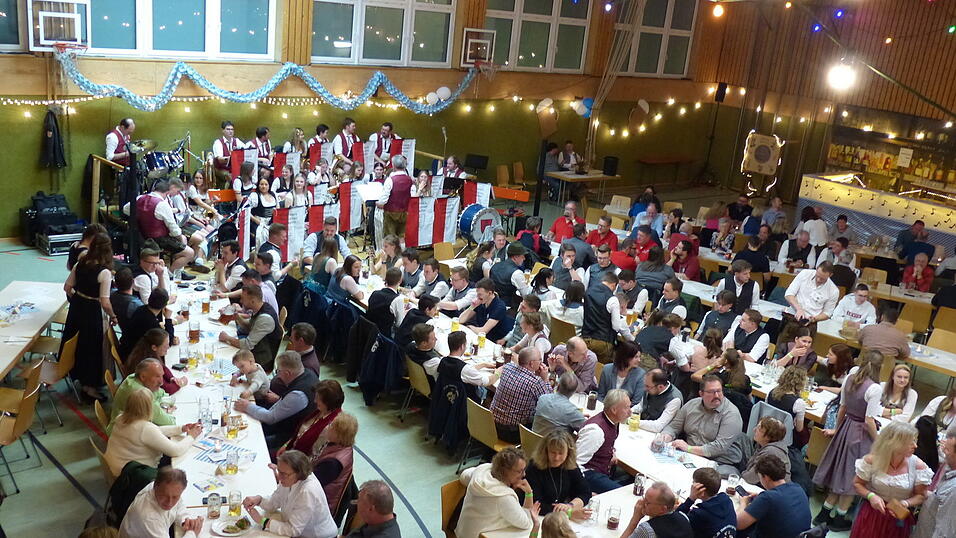 Gut besucht war das Starkbierfest der Hofmarkmusikanten Arthur-Loichinger-Halle.