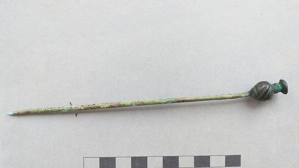 Foto der Vasenkopfnadel im noch unrestaurierten Zustand kurz nach ihrer Auffindung. Die Nadel befindet sich aktuell in der Restaurierung.
