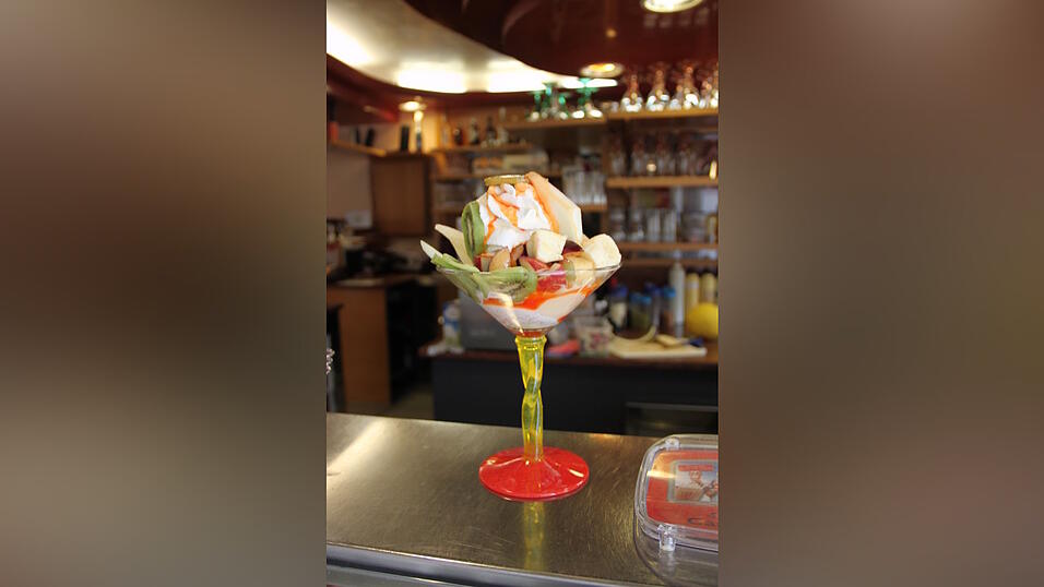 Freistunde durfte in das Eislabor der Familie Santoro. Was genau alles Angelo in die verschiedenen Eissorten hineinmischt, bleibt ein Geheimnis. Am Ende schmecken sie aber alle super. Freistunde durfte in das Eislabor der Familie Santoro. Was genau alles Angelo in die verschiedenen Eissorten hineinmischt, bleibt ein Geheimnis. Am Ende schmecken sie aber alle super.