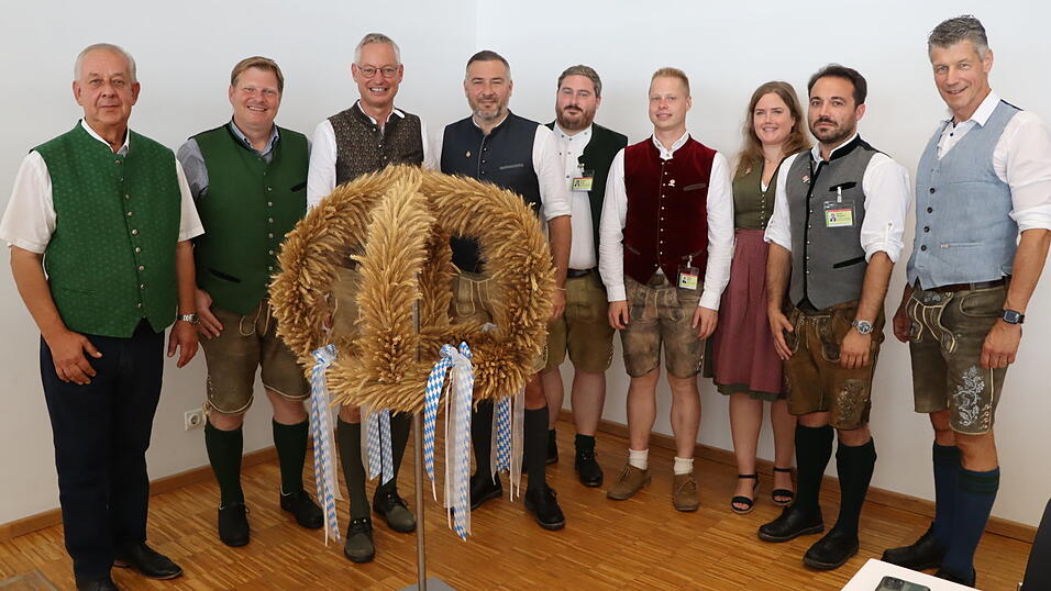 Sind entschlossen, alle Herausforderungen gemeinsam zu stemmen (v.l.): G&uuml;nter Haimerl, Vorsitzender des Schaustellerverbands Ostbayern, Andreas Pfeffer, Vizepr&auml;sident des Bundesverbands der Schausteller und Marktkaufleute mit OB Markus Pannermayr, Volksfest-Betriebsleiter Daniel Winklmaier mit Team - Daniel Heigl, Philipp Hecht, Barbara Hahn und David G&ouml;rgner sowie Roman Preis, Gesch&auml;ftsf&uuml;hrer der Austellungs GmbH.