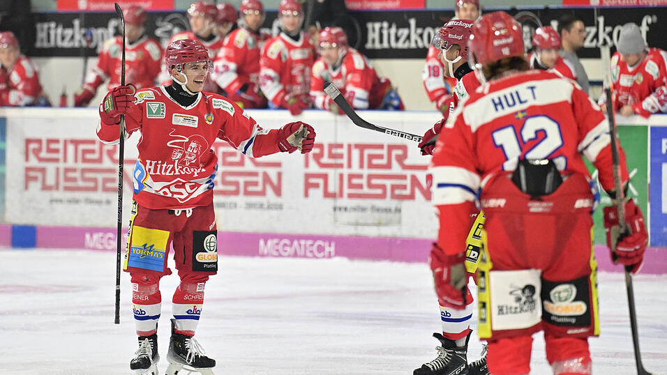Alex Grossrubatscher (l.) und der Deggendorfer SC wollen gegen Lindau den sechsten Sieg im sechsten Heimspiel bejubeln. Alex Grossrubatscher (l.) und der Deggendorfer SC wollen gegen Lindau den sechsten Sieg im sechsten Heimspiel bejubeln.