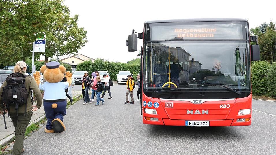 Naturpark-Rangerin und Toni-B&auml;r hei&szlig;en die Waldm&uuml;nchner Grundsch&uuml;lerinnen willkommen, die mit dem Bus zur Jubil&auml;umsveranstaltung kommen.