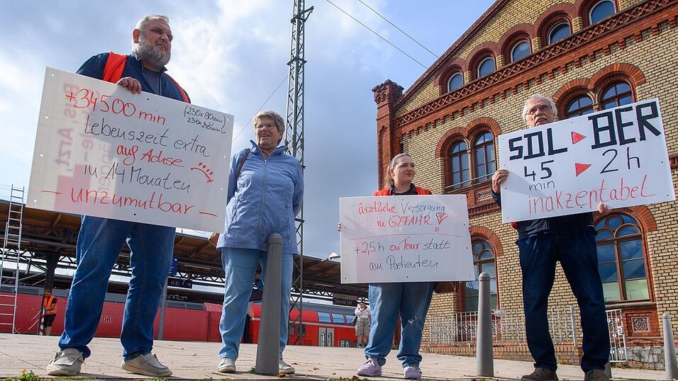 In den betroffenen Regionen regt sich Protest - etwa dagegen, dass der Bahnhof Stendal vorerst nicht mehr von Fernz&uuml;gen angefahren wird. (Archivbild)