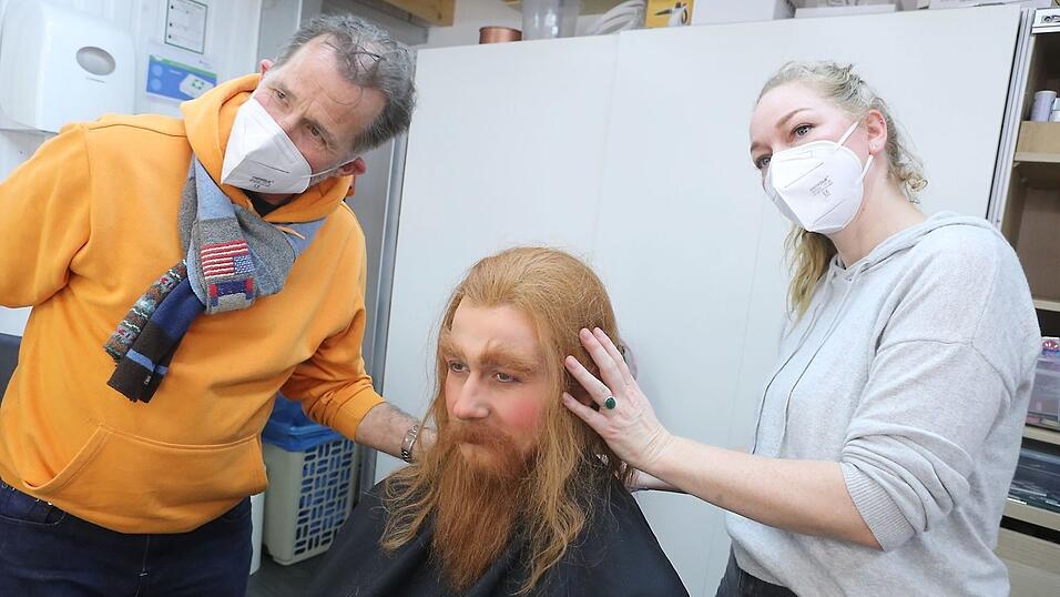 Jetzt sieht unser Autor ein wenig nordisch aus, wie ein Wikinger. Das ergibt einen spannenden Kontrast zum eher weiblichen Make-up.