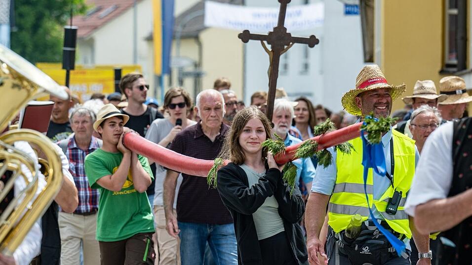 Ihren Ursprung hat die Kerzenwallfahrt, die viel Kraft und Geschicklichkeit erfordert, in einem Gel&uuml;bde aus dem sp&auml;ten Mittelalter. Damals baten die Einwohner Holzkirchens die Mutter Gottes um Gnade, als die Gegend von Borkenk&auml;fern und Unwettern heimgesucht wurde.