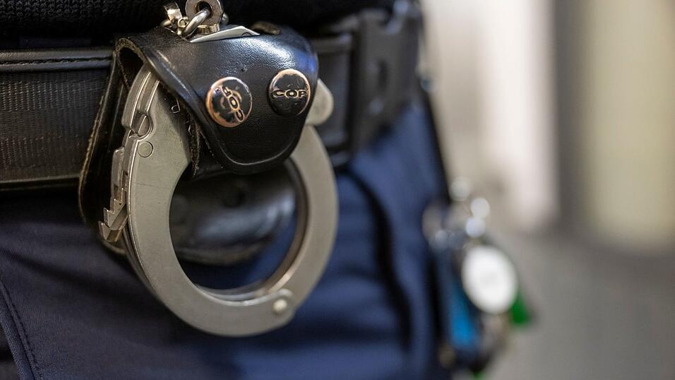 Der 21-Jährige sitzt laut Polizei inzwischen in Untersuchungshaft. (Symbolbild)