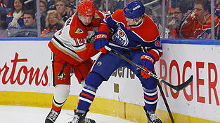 Samanski duelliert sich bei seinem Debüt im Trikot der Edmonton Oilers mit Anaheims Verteidiger Drew Helleson. Samanski duelliert sich bei seinem Debüt im Trikot der Edmonton Oilers mit Anaheims Verteidiger Drew Helleson.