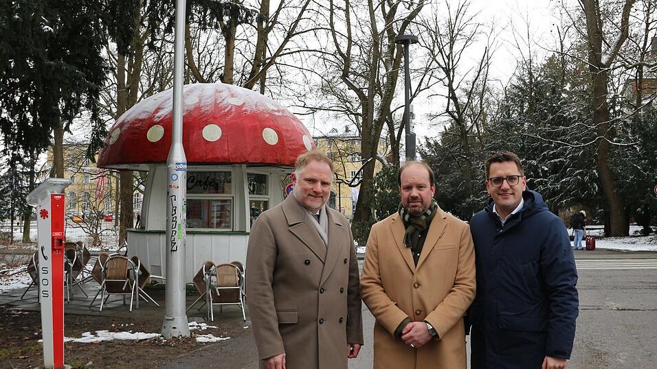 Peter Aumer, Michael Lehner und Christian Doleschal (von links) begutachteten beim Ortstermin am Schwammerl die &Uuml;berwachungstechnik und die Notrufs&auml;ule an dem Standort.
