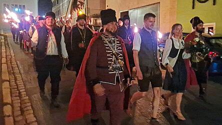 Im Fackelzug ziehen die Trenckianer am Samstagabend zum Heimatfest. Im Fackelzug ziehen die Trenckianer am Samstagabend zum Heimatfest.