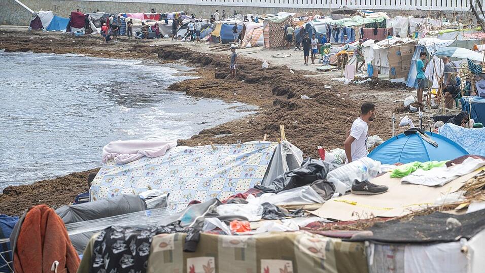 Nach der massenhaften Ankunft lebten Tausende seit Monaten unter schwierigen Bedingungen auf der Straße oder am Strand Trampolin. Nach der massenhaften Ankunft lebten Tausende seit Monaten unter schwierigen Bedingungen auf der Straße oder am Strand Trampolin.