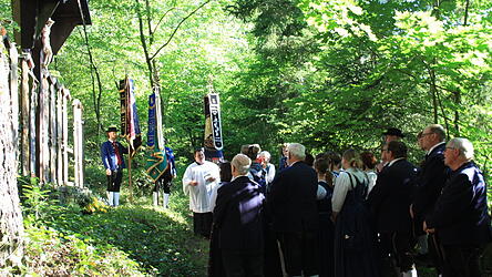 Gemeindereferent Tobias Krenn zelebrierte die Andacht bei den Totenbrettern der Kaitersbergler Trachtler.