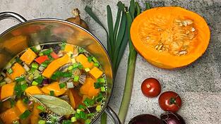 Sieht lecker aus, schmeckt gut und ist auch noch kalorienarm: Unsere Empfehlung für ballaststoffreiche Kürbissuppe!