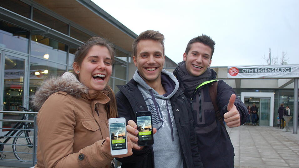 Gut lachen haben (von links) Katharina Hochmuth, Tim Hautkappe und Mario Pfaller: Mit der App 'Komm gut heim' wollen sie eine Marktlücke füllen. (Foto: gib) Gut lachen haben (von links) Katharina Hochmuth, Tim Hautkappe und Mario Pfaller: Mit der App 'Komm gut heim' wollen sie eine Marktlücke füllen. (Foto: gib)