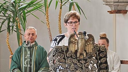 Kindergartenleiterin Monika Kerschl begr&uuml;&szlig;te die G&auml;ste.