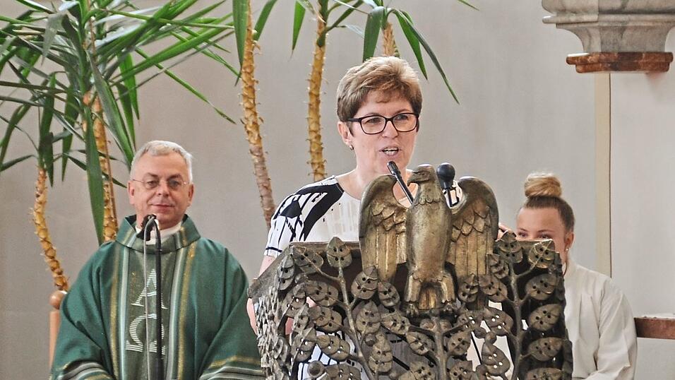 Kindergartenleiterin Monika Kerschl begrüßte die Gäste. Kindergartenleiterin Monika Kerschl begrüßte die Gäste.