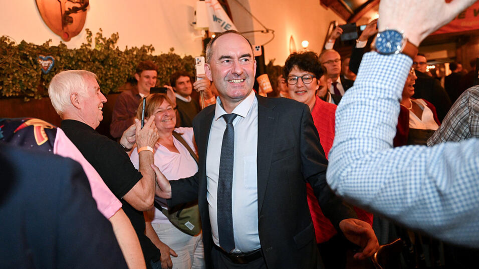 Hubert Aiwanger, Freie-Wähler-Spitzenkandidat und stellvertretender Ministerpräsident von Bayern, trifft bei der Wahlparty in München ein.