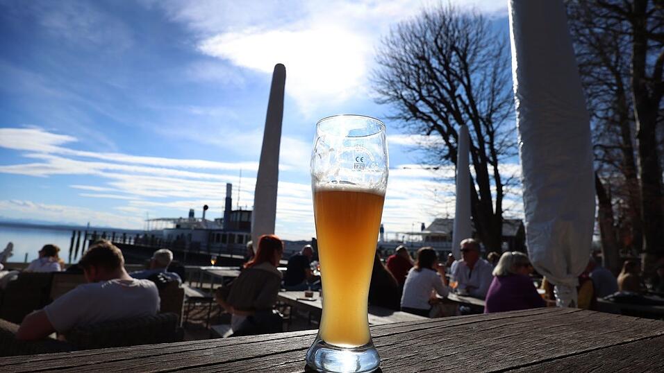 Bier ist in Bayern kulturell verankert - doch die Brauer sorgen sich um den Kundennachwuchs. (Archivbild) Bier ist in Bayern kulturell verankert - doch die Brauer sorgen sich um den Kundennachwuchs. (Archivbild)