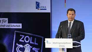 Bundesfinanzminister Klingbeil auf dem Flughafen Leipzig/Halle. Der deutsche Zoll soll gest&auml;rkt werden.
