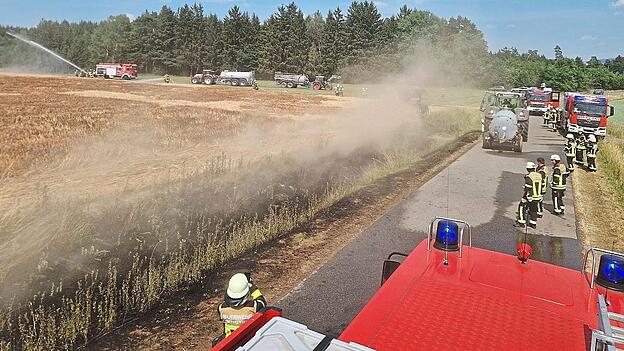 Feuerwehr und Landwirte arbeiten Hand in Hand.