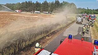 Feuerwehr und Landwirte arbeiten Hand in Hand.