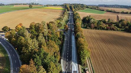Der neue Asphalt ist drauf: Die Sanierungsarbeiten an der B20 bei Ganacker enden wie geplant am Freitag. Im Laufe des Tages wird die Bundesstra&szlig;e dann wieder freigegeben.
