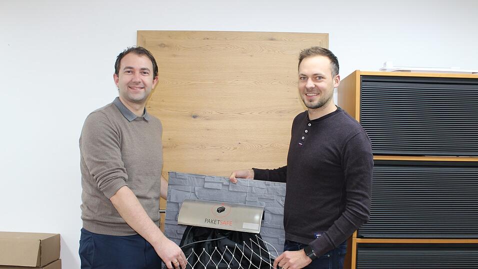 Josef und Thomas Singer (von links) aus Geiselh&ouml;ring pr&auml;sentieren am Mittwoch, 12. Februar, ihren Paketsafe mit der Innenseite aus einem stabilen Edelstahlnetz bei der ProSieben-Erfindershow 'Das Ding des Jahres'.