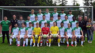 Die Mannschaft der SpVgg GW Deggendorf für die Saison 2025/26: (hinten v.l.) Luca Frank, Matthias Schäfer, Oskar Gerhardt, Felix Rem, Andras Mityko, Lukas Semmler, (Mitte v.l.) Betreuer Marcel Oswald, Reha- und Athletiktrainer Maximilian Emmer, Cheftrainer Benjamin Penzkofer, Florian Garhammer, Marlon Limmer, Jure Matic, Maximilian Semmler, Benedikt Troffer, Niklas Hauner, Mawab Galo, Sportlicher Leiter Andreas Schäfer, Sponsor Thomas und Martina Geith vom Bernrieder Hof, (vorne v.l.) Robert Baghramyan, Valentin Bobenhausen, Sebastian Kett, Philip Tavcar, Maximilian Staudinger, David Albrecht, Mohammadreza Daneshjoo, Matthias Mittig und Samuel Langen.