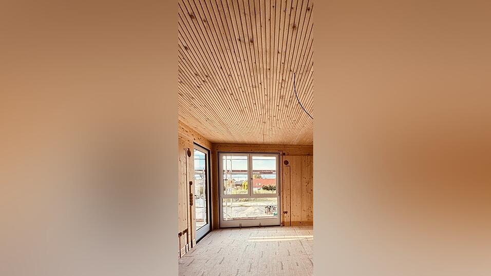 Unbehandeltes Holz wird mit Holznägeln zur fertigen Wand verbunden.