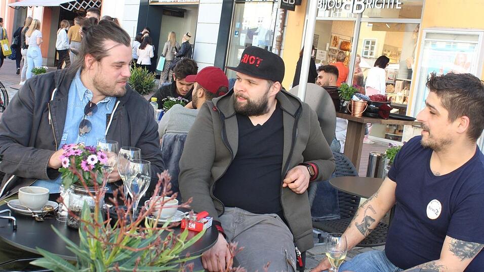 Die Landshuter genießen die neuen Freiheiten und das gute Wetter. Die Landshuter genießen die neuen Freiheiten und das gute Wetter.