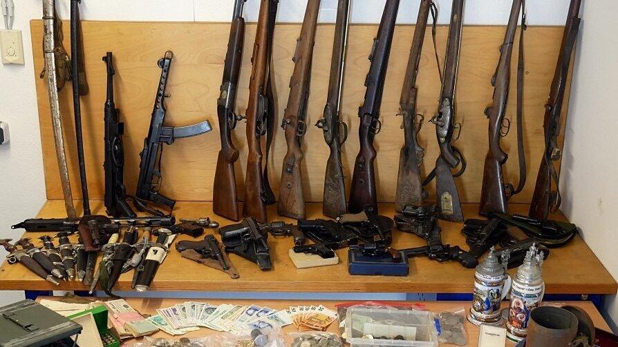 Die Polizeiinspektion Bad Griesbach stieß auf zahlreiche Waffen und Schmuck. Die Polizeiinspektion Bad Griesbach stieß auf zahlreiche Waffen und Schmuck.