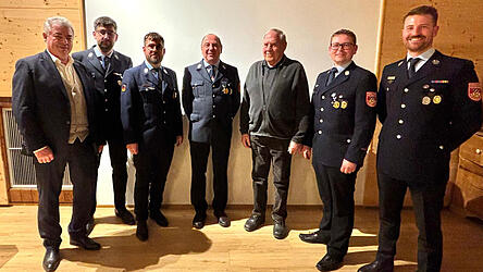 Ehrung für Dienstzeit-Jubiläen (von links): Bürgermeister Ludwig Greimel, Vorsitzender Benjamin Ostermaier, 2. Kommandant Markus Zankl, Thomas Schratzenstaller, Josef Striegl, Kommandant Sebastian Böckl und 2. Vorsitzender Christoph Hartinger.