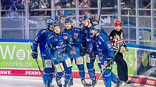 Sechs Mal dürfen die Straubing Tigers am Sonntag gegen Wolfsburg jubeln - hier etwa das frühe 1:0 durch Nick Halloran (2. v. l.). Sechs Mal dürfen die Straubing Tigers am Sonntag gegen Wolfsburg jubeln - hier etwa das frühe 1:0 durch Nick Halloran (2. v. l.).