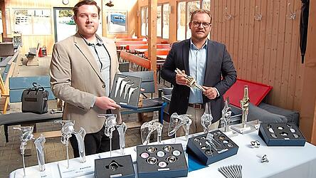 Hendrik Dotzler und Robert Riedel Informierten die Vortragsteilnehmer &uuml;ber Aufbau und Funktion k&uuml;nstlicher Gelenke.