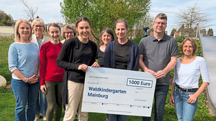 ... und den Waldkindergarten Mainburg zur Finanzierung der Fortbildung „Kindergarten plus“. ... und den Waldkindergarten Mainburg zur Finanzierung der Fortbildung „Kindergarten plus“.