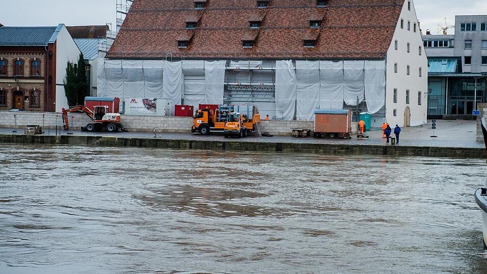 Regensburg bereitet sich auf das Hochwasser vor.