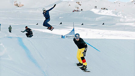 Vorfreude auf die neue Saison: Martin Nörl (vorne) geht fokussiert und mit einem klaren Ziel in die Rennen. Die dritte Teilnahme an den Olympischen Spielen 2026 in Mailand und Cortina soll es sein.