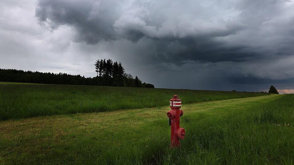 Hydranten finden sich auch im l&auml;ndlichen Raum, hier ein Exemplar im Allg&auml;u. In Niederbayern hat sich ein Landwirt mit dem Anzapfen eines Hydranten ein Strafverfahren nicht nur wegen Diebstahls eingehandelt. (Symbolbild)
