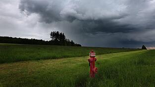 Hydranten finden sich auch im l&auml;ndlichen Raum, hier ein Exemplar im Allg&auml;u. In Niederbayern hat sich ein Landwirt mit dem Anzapfen eines Hydranten ein Strafverfahren nicht nur wegen Diebstahls eingehandelt. (Symbolbild)