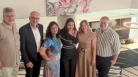 Dritter B&uuml;rgermeister Herbert Wazula, Landrat Werner Bumeder, Manuela Moeske mit Tocher Laura sowie das Gastgeber-Ehepaar Anna und Martin Widbiller (von links).