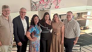 Dritter Bürgermeister Herbert Wazula, Landrat Werner Bumeder, Manuela Moeske mit Tocher Laura sowie das Gastgeber-Ehepaar Anna und Martin Widbiller (von links). Dritter Bürgermeister Herbert Wazula, Landrat Werner Bumeder, Manuela Moeske mit Tocher Laura sowie das Gastgeber-Ehepaar Anna und Martin Widbiller (von links).