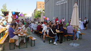 Entspannte Feststimmung am Donaumarkt vor dem Haus der bayerischen Geschichte. Entspannte Feststimmung am Donaumarkt vor dem Haus der bayerischen Geschichte.