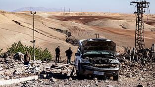 Menschen begutachten Schäden in einem Gebiet um ein Elektrizitätswerk nach türkischen Luftangriffen. Die Türkei hat bei Luftangriffen in der Nacht eigenen Angaben zufolge 89 Ziele in Nordsyrien und im Nordirak 'zerstört'.