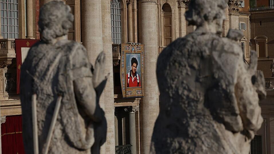 Am Petersdom hängt ein überlebensgroßes Bild des neuen Heiligen. Am Petersdom hängt ein überlebensgroßes Bild des neuen Heiligen.
