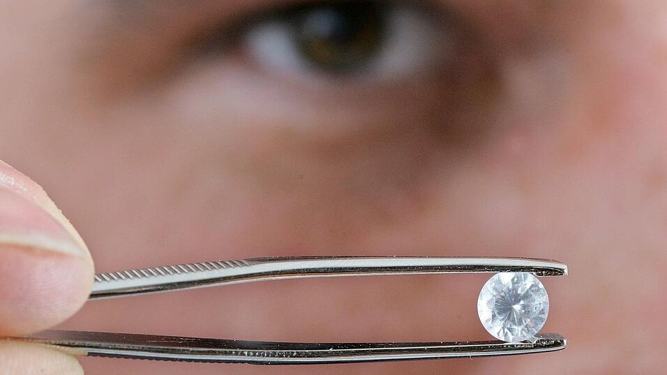 In zwei Bundesländern ist es erlaubt, einen Teil der Totenasche zu einem Diamanten zu verarbeiten. (Archivbild)