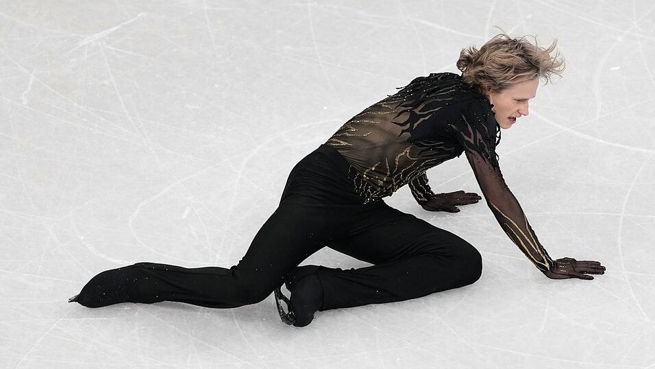 US-Superstar Ilia Malinin am Boden: Die K&uuml;r des haushohen Favoriten war auch von St&uuml;rzen gepr&auml;gt.