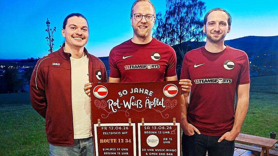 Vorsitzender Christopher Augustin (Mitte) gibt zusammen mit zweitem Kassier Wolfgang Augustin (rechts) einen Einblick in die Gr&uuml;ndungsgeschichte und den Festablauf. Stolz ist der Verein auf Thomas Fischer. Er schreibt f&uuml;r den RW&Auml; eine eigene Vereinshymne.