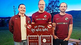 Vorsitzender Christopher Augustin (Mitte) gibt zusammen mit zweitem Kassier Wolfgang Augustin (rechts) einen Einblick in die Gr&uuml;ndungsgeschichte und den Festablauf. Stolz ist der Verein auf Thomas Fischer. Er schreibt f&uuml;r den RW&Auml; eine eigene Vereinshymne.